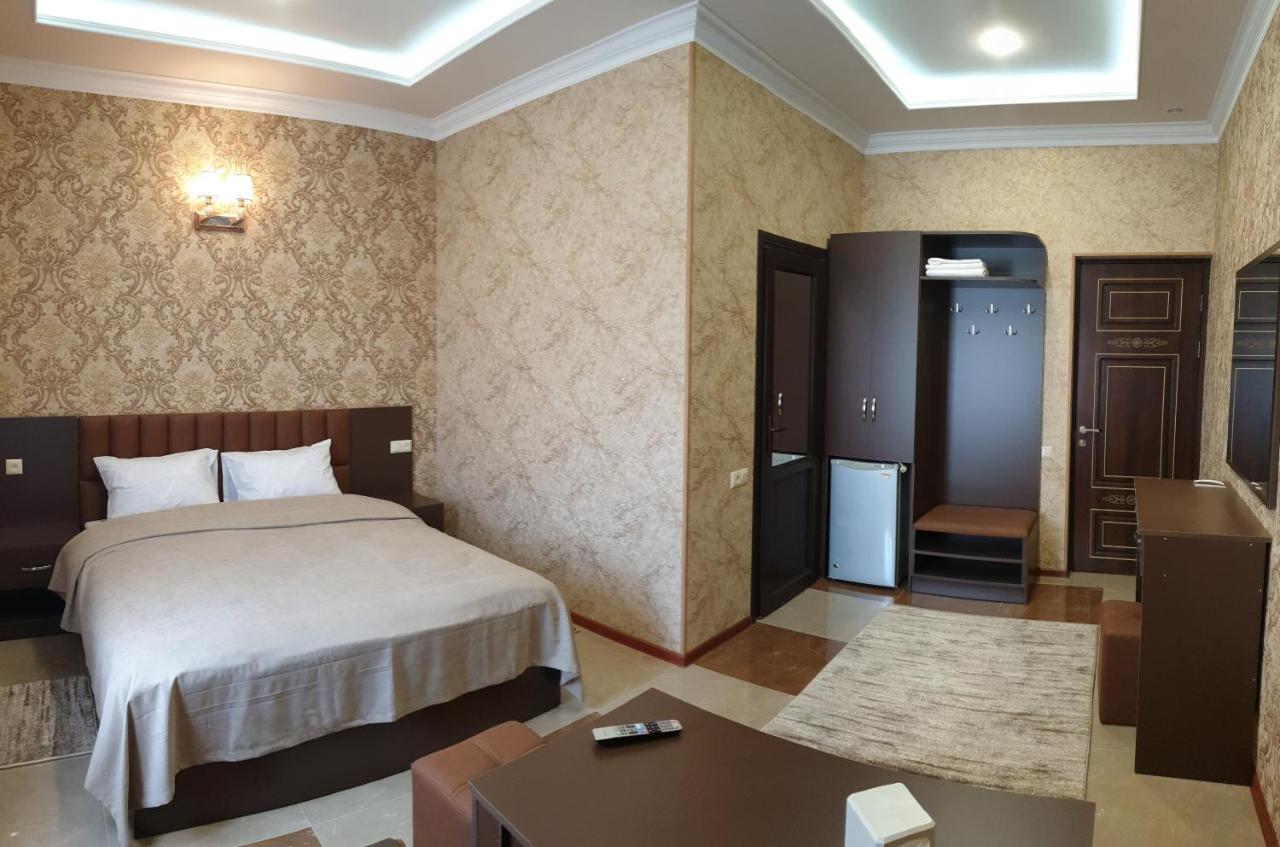 Hotel Khrchit Martuni Exterior foto
